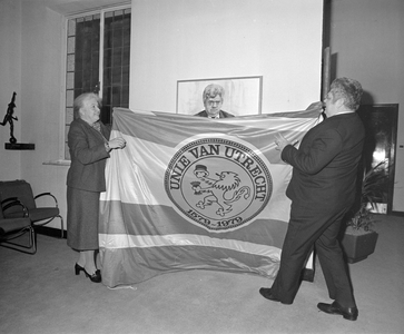 103080 Afbeelding van de onthulling van een geschilderd portret van oud-burgemeester H.J.L. Vonhoff in het Stadhuis ...
